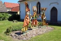 Figurengruppe im Kirchpark: Die Zweischwerterlehre
